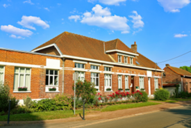 Photo de l'école de Le Maisnil prise depuis la rue de l'église