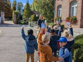 Les élèves de maternelle se rendent sur le lieu de vote avec leur carte électorale (factice) pour élire leurs représentants