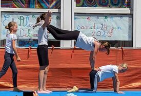 Acrobaties faites par les enfants de l'école de Le Maisnil en juin 2023